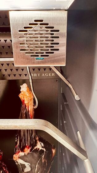 Premiere im Fleischinstitut: Salami im DRY AGER